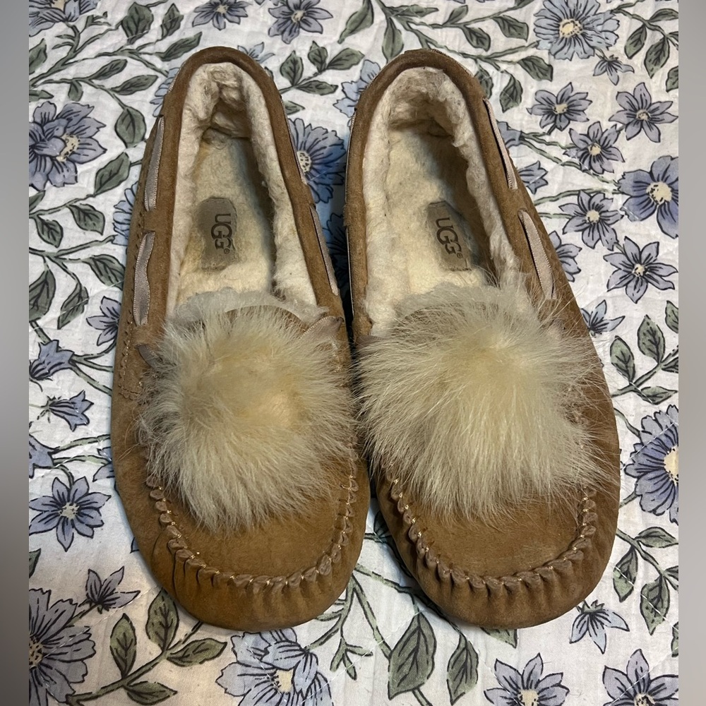 UGG Dakota Pom Pom Moccasin Slippers Beige Tan Size 7 women’s A040923